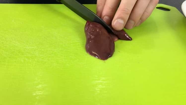 Chcete-li vyrobit paštiku z kuřecích jater, připravte játra