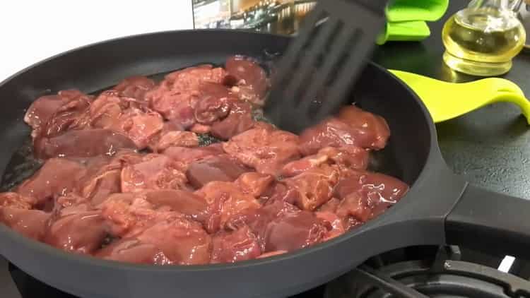 Chcete-li vyrobit paštiku z kuřecích jater, smažte ingredience