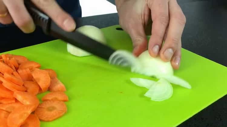 Pro vaření paštiky z kuřecích jater, nakrájejte cibuli