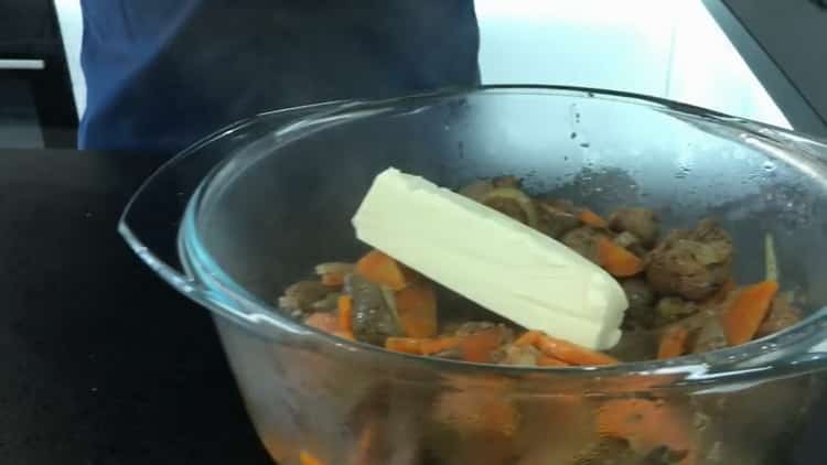 Chcete-li vyrobit paštiku z kuřecích jater, nakrájejte máslo