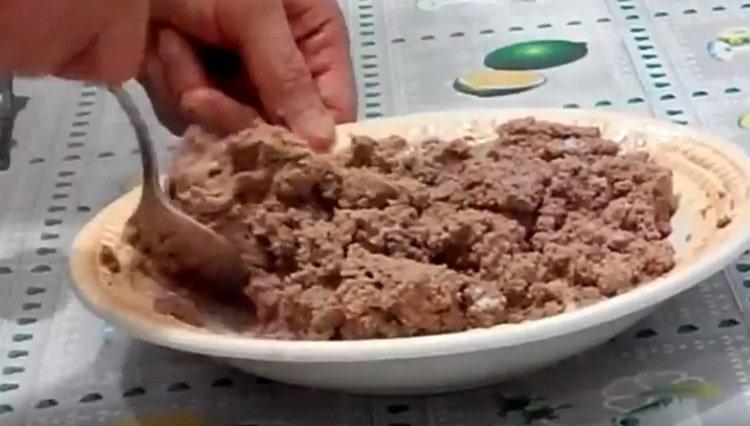 מערבבים את העיסה היטב.