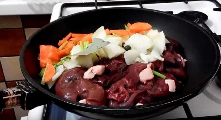 כל הרכיבים המוכנים מונחים במחבת.