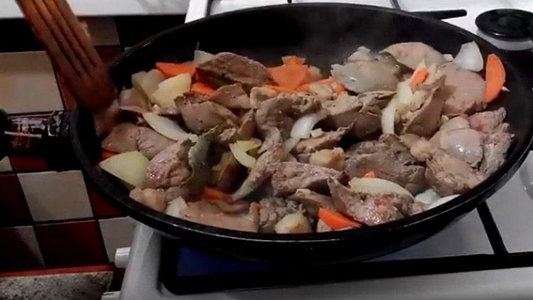 בוחשים ומבשלים את העיסה העתידית.