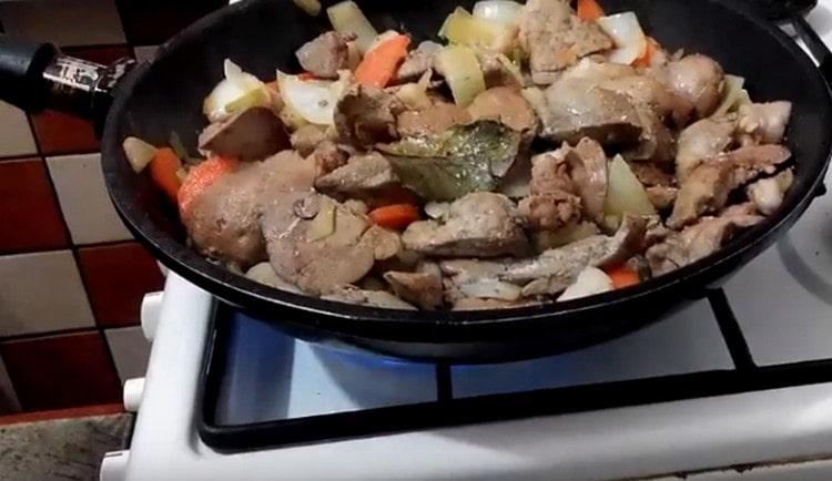 בתום הבישול, מלח את המנה.