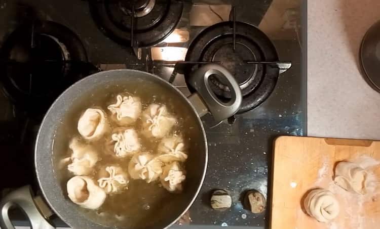 Um Hechtknödel zuzubereiten, kochen Sie Wasser