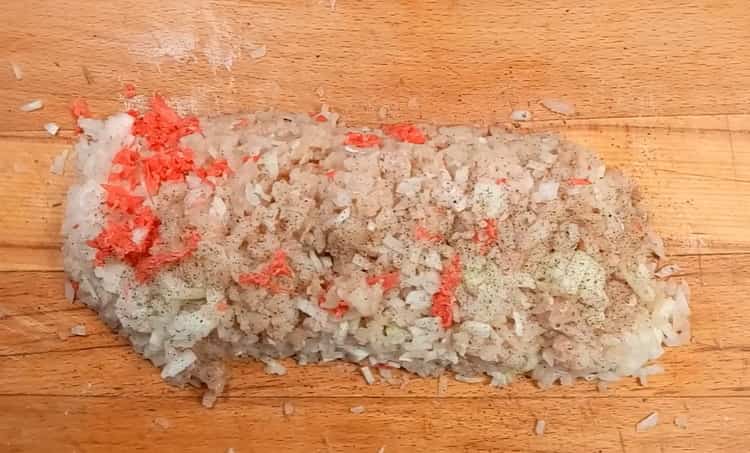 Für Hechtknödel Hackfleisch kochen