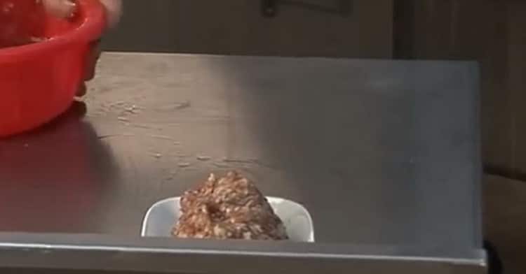 Para hacer albóndigas con caldo, cocine la carne picada