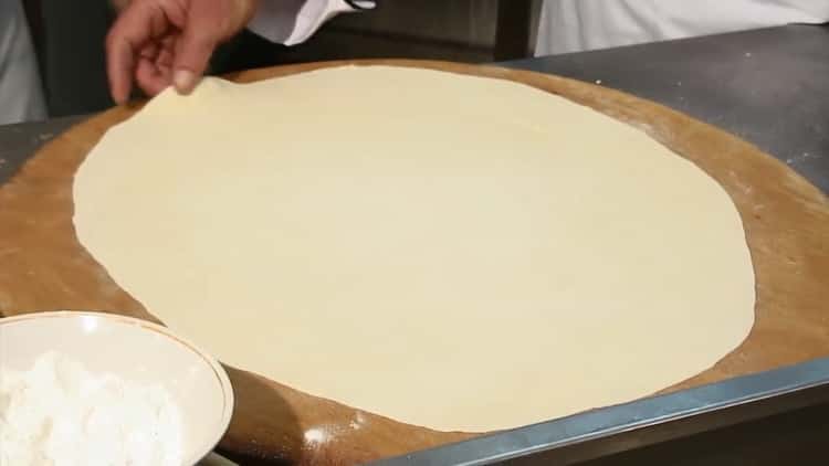 Para hacer albóndigas con caldo enrolle la masa