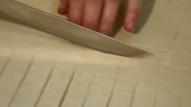 Para hacer albóndigas con caldo, corte la masa