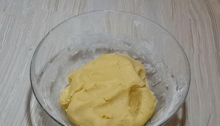 За да направите баница със сладко, омесете тестото