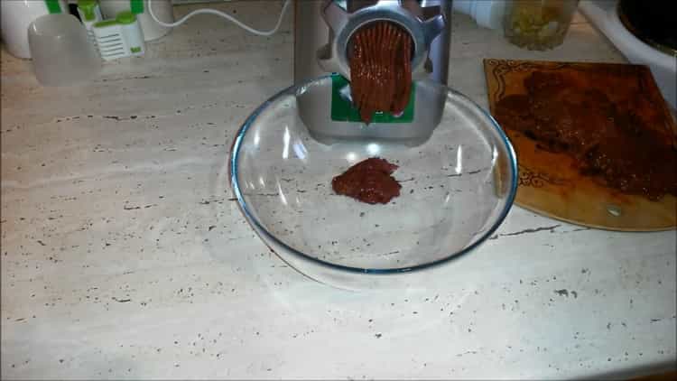 Смелете съставките, за да направите чернодробни палачинки