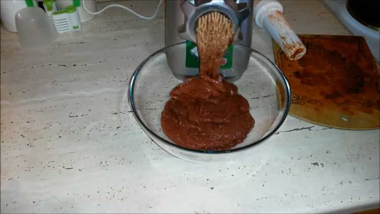 За да направите фритери от телешки черен дроб, смесете съставките