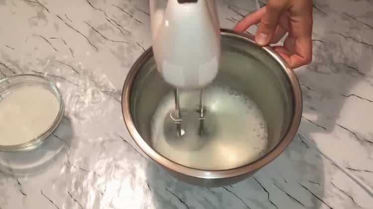 لصنع ملفات تعريف الارتباط بدون دقيق ، تغلب على البيض