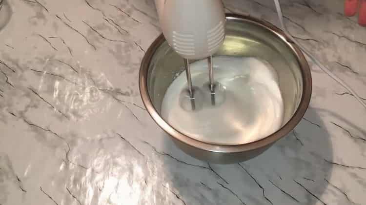 لصنع الكعك بدون دقيق ، أضف السكر إلى البروتينات