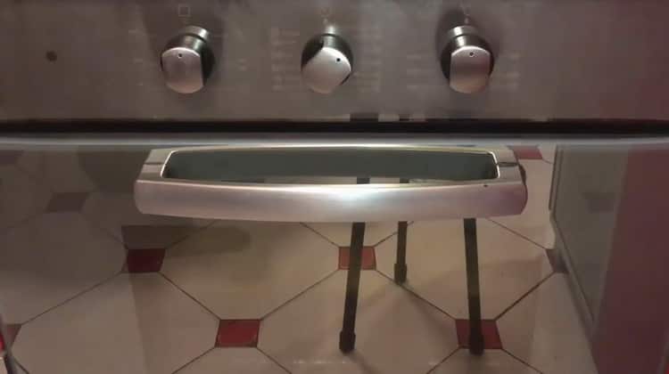 لصنع ملفات تعريف الارتباط بدون دقيق ، قم بتشغيل الفرن