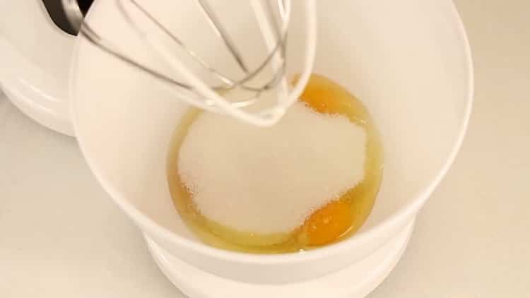 Pentru a coace prăjiturile în cuptor, amestecați ingredientele.