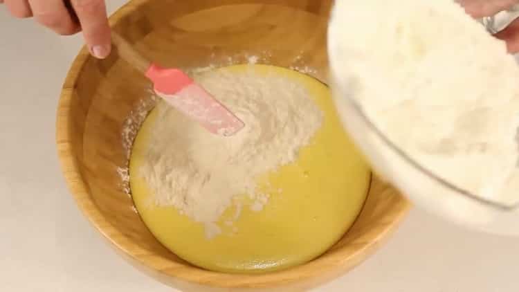 Adăugați făină pentru a face prăjiturele la cuptor