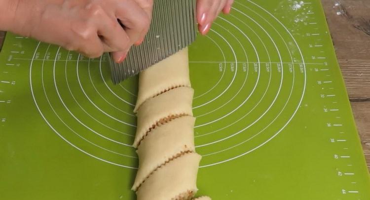 Para fazer biscoitos ghat, torça a linguiça