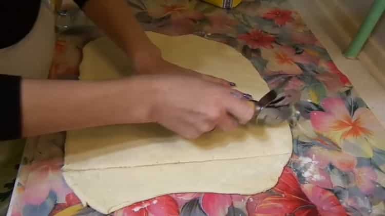 להכנת עוגיות ביתיות על מרגרינה, חותכים את הבצק