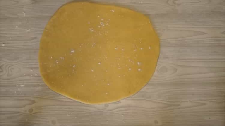 Para hacer galletas caseras, extienda la masa