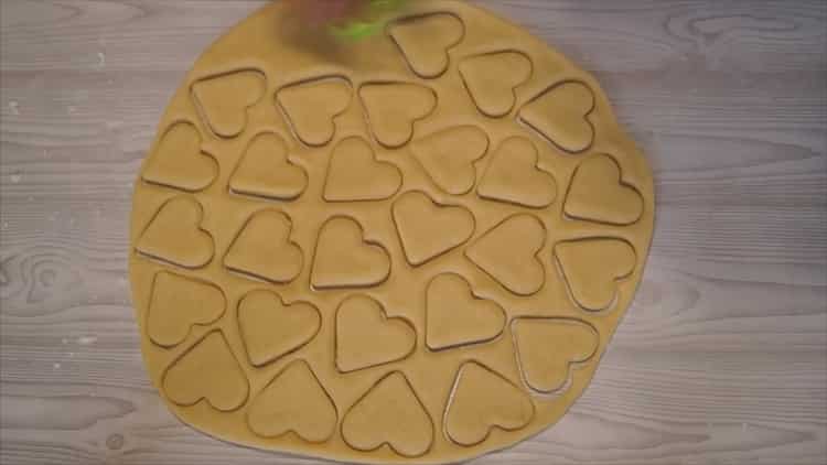 Para hacer galletas caseras, prepare latas