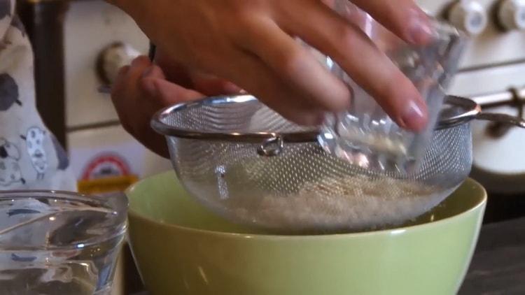 Pentru prepararea prăjiturilor făcute din făină de medalie. cernut faina