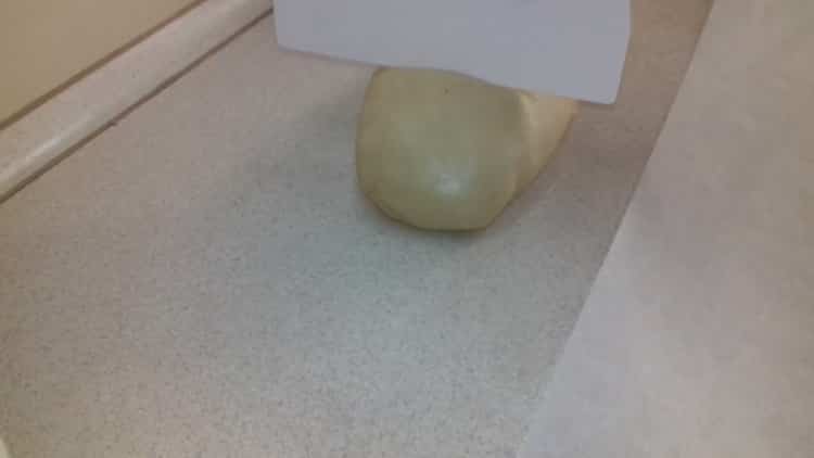 За да направите извара от бисквити без масло и маргарин, разделете тестото