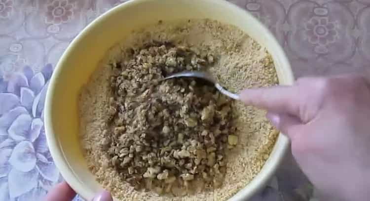 Per barrejar les galetes de patata, barregeu els ingredients.