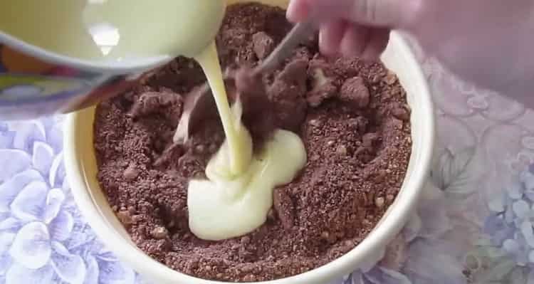 Afegiu la llet condensada per fer galetes de patata