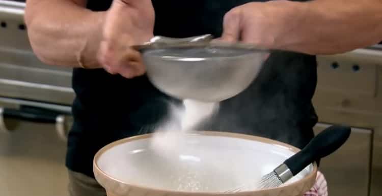 Tamizar la harina para hacer galletas de Madeleine