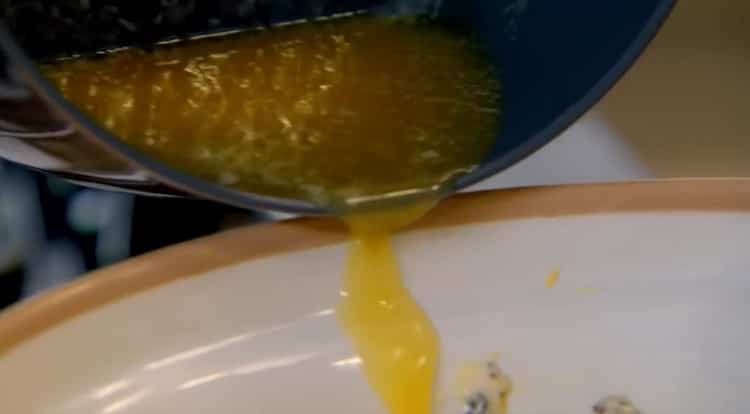 Para hacer galletas de Madeleine, derrita la mantequilla