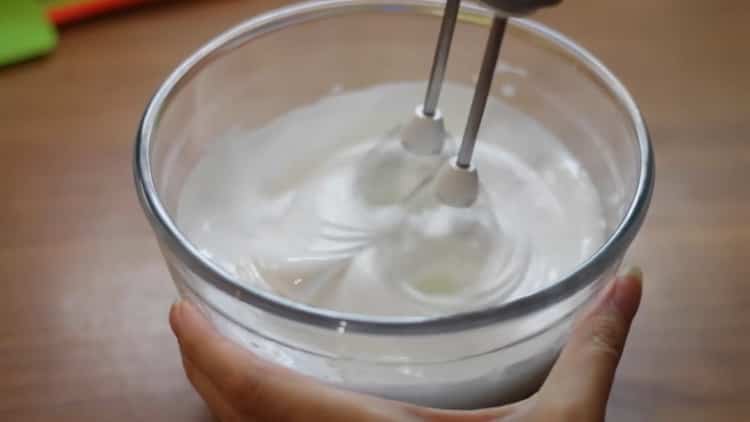 Pour faire des biscuits au macaroni, battez les blancs.