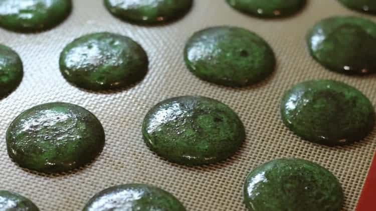 Pour faire des biscuits macaronis, préparez une plaque à pâtisserie