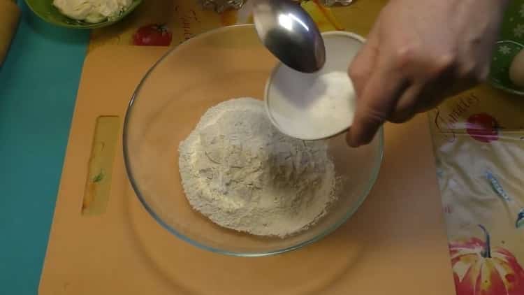 Para hacer galletas con margarina, prepare los ingredientes.