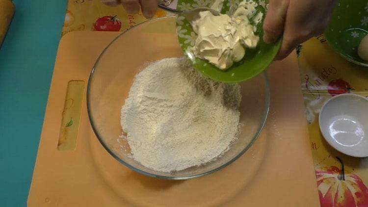 Para hacer galletas de margarina, mezcle los ingredientes.