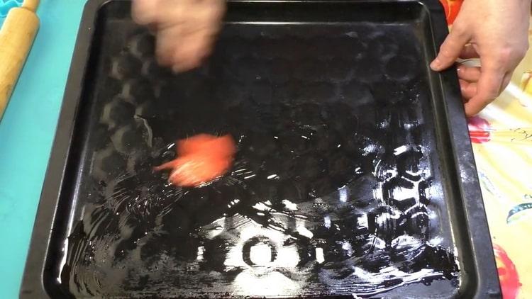 Para hacer galletas en margarina, engrase una bandeja para hornear