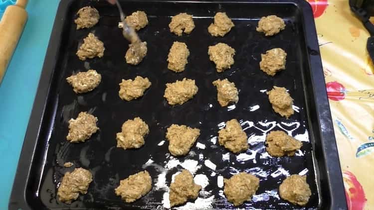 Para hacer galletas en margarina, pon las galletas en el molde