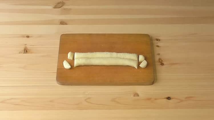 Pentru a face prăjiturele cu smântână, rulați aluatul