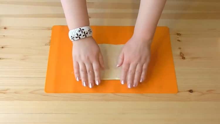 Pentru a face prăjiturele cu smântână, rulați aluatul