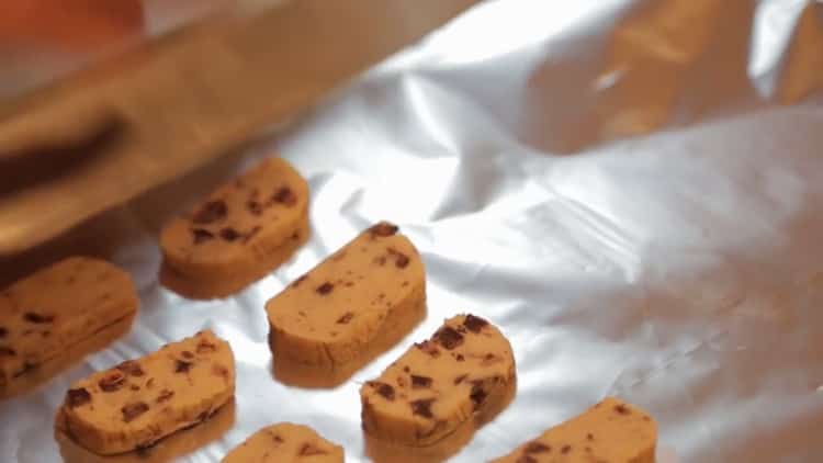 Pour faire des biscuits avec des pépites de chocolat, allumez le four