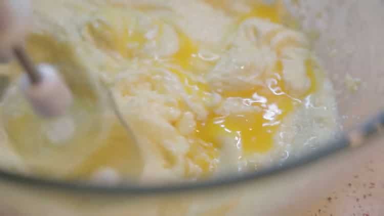 Pour faire des biscuits avec des morceaux de chocolat, combinez les ingrédients