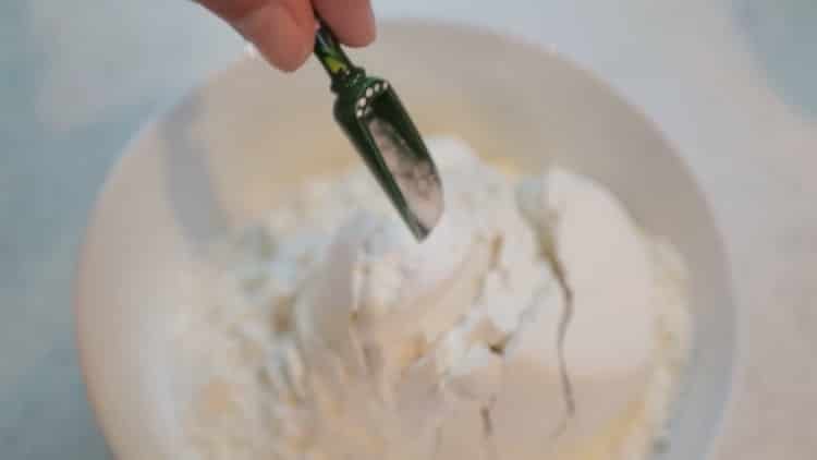 Pour faire des biscuits avec des morceaux de chocolat, tamiser la farine