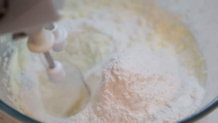 Pour faire des biscuits avec des morceaux de chocolat, ajoutez de la farine