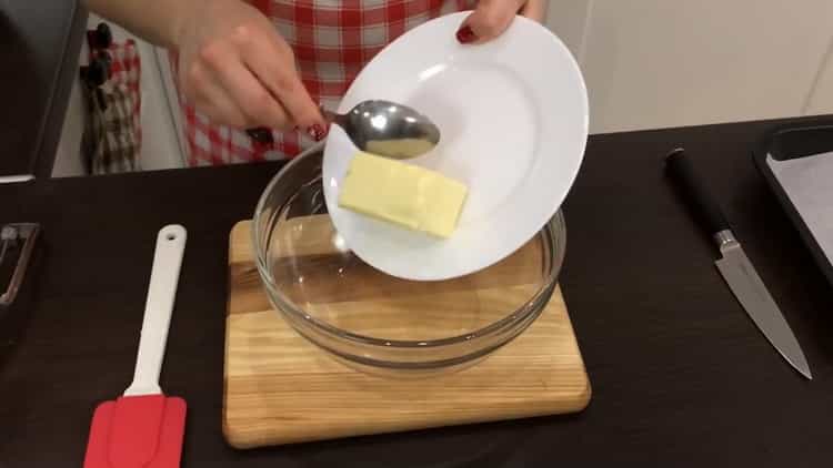 Per preparare i biscotti con gocce di cioccolato, prepara gli ingredienti