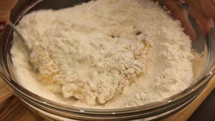 Per fare i biscotti con gocce di cioccolato, aggiungi la farina ad altri ingredienti.