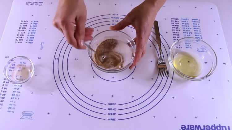 Para hacer galletas con manzanas, mezcle el azúcar y la vainilla.