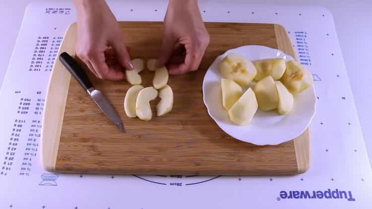 Para hacer galletas con manzanas, corte las manzanas.