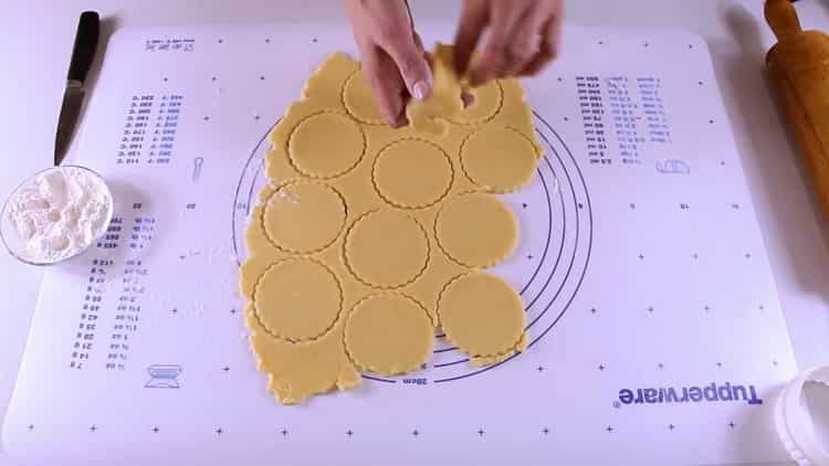 Para preparar galletas con manzanas, prepare un formulario