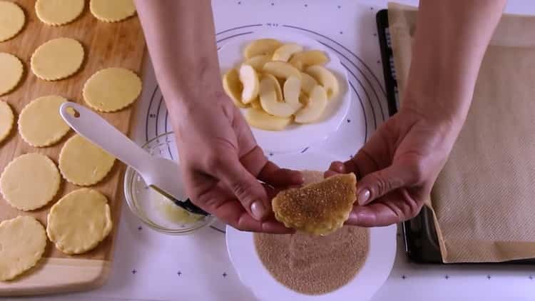 Para hacer galletas con manzanas, espolvoree las galletas con polvo.