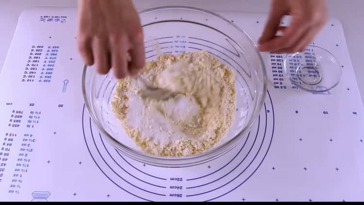 Para mezclar galletas con manzanas, mezcle los ingredientes.